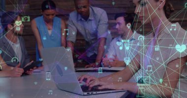 Ofisteki farklı iş adamlarının ikonlarıyla olan bağlantı ağının resmi. Küresel finans, iş, bağlantılar, hesaplama ve veri işleme kavramı dijital olarak oluşturuldu.