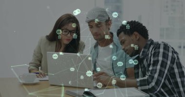 Ofisteki farklı iş adamlarının ikonlarıyla olan bağlantı ağının resmi. Küresel finans, iş, bağlantılar, hesaplama ve veri işleme kavramı dijital olarak oluşturuldu.