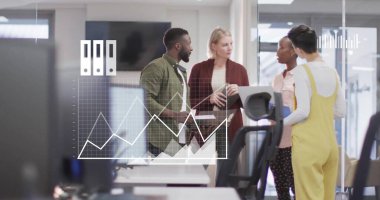 Çeşitli meslektaşların ofiste toplanması üzerine simgelerle finansal veri işleme resmi. Küresel finansman, iş ve dijital arayüz kavramı dijital olarak oluşturulmuş görüntü.