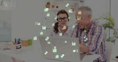 Ofisteki farklı iş adamlarının ikonlarıyla olan bağlantı ağının resmi. Küresel finans, iş, bağlantılar, hesaplama ve veri işleme kavramı dijital olarak oluşturuldu.