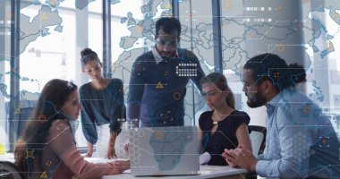 Ofisteki çeşitli iş adamlarıyla ilgili finansal veri işleme resmi. Küresel finans, iş, bağlantılar, hesaplama ve veri işleme kavramı dijital olarak oluşturuldu.