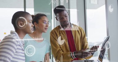 Ofisteki çeşitli iş adamlarıyla ilgili finansal veri işleme resmi. Küresel finans, iş, bağlantılar, hesaplama ve veri işleme kavramı dijital olarak oluşturuldu.