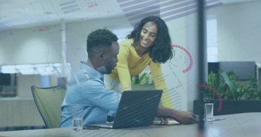 Ofisteki çeşitli iş adamlarıyla ilgili finansal veri işleme resmi. Küresel finans, iş, bağlantılar, hesaplama ve veri işleme kavramı dijital olarak oluşturuldu.