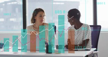 Ofisteki çeşitli iş adamlarının veri işleme görüntüsü. Küresel finans, iş, bağlantılar, hesaplama ve veri işleme kavramı dijital olarak oluşturuldu.