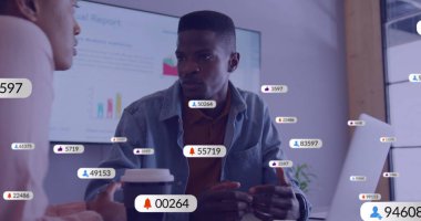 Sosyal medya simgelerinin görüntüsü, çeşitli meslektaşların ofiste iş görüşmesi üzerine numaralar içeriyor. Küresel sosyal medya, iş ve dijital arayüz kavramı dijital olarak oluşturulmuş görüntü.