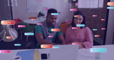 Sosyal medya simgelerinin görüntüsü, çeşitli meslektaşların ofiste iş görüşmesi üzerine numaralar içeriyor. Küresel sosyal medya, iş ve dijital arayüz kavramı dijital olarak oluşturulmuş görüntü.