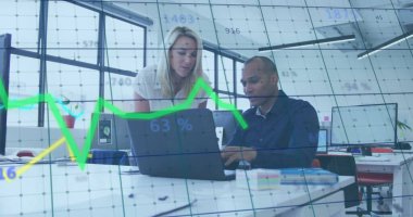 Ofisteki çeşitli iş adamlarıyla ilgili finansal veri işleme resmi. Küresel finans, iş, bağlantılar, hesaplama ve veri işleme kavramı dijital olarak oluşturuldu.