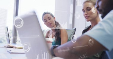 Ofisteki çeşitli iş adamlarıyla ilgili finansal veri işleme resmi. Küresel finans, iş, bağlantılar, hesaplama ve veri işleme kavramı dijital olarak oluşturuldu.