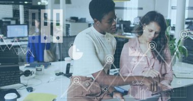 Ofisteki çeşitli iş kadınlarıyla ilgili finansal veri işleme resmi. Küresel finans, iş, bağlantılar, hesaplama ve veri işleme kavramı dijital olarak oluşturuldu.