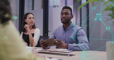 Çeşitli iş adamlarının iş hakkında konuştuğu simgelerle olan bağlantıların görüntüsü. Küresel iş, teknoloji ve dijital arayüz kavramı dijital olarak oluşturulmuş görüntü.