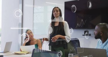 Ofisteki çeşitli iş adamlarıyla ilgili finansal veri işleme resmi. Küresel finans, iş, bağlantılar, hesaplama ve veri işleme kavramı dijital olarak oluşturuldu.