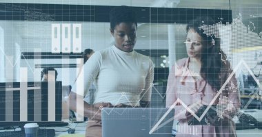 Ofisteki çeşitli iş adamlarıyla ilgili finansal veri işleme resmi. Küresel finans, iş, bağlantılar, hesaplama ve veri işleme kavramı dijital olarak oluşturuldu.