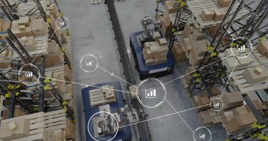 Depodaki robotların üzerindeki simgelerle olan bağlantı ağının resmi. Küresel gönderim, iş, bağlantılar, hesaplama ve veri işleme kavramı dijital olarak oluşturuldu.