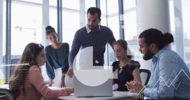 Ofisteki çeşitli iş adamlarıyla ilgili finansal veri işleme resmi. Küresel finans, iş, bağlantılar, hesaplama ve veri işleme kavramı dijital olarak oluşturuldu.