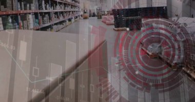 Depodaki robotun üzerinde tarama ve veri işleme görüntüsü. Küresel gönderim, iş, bağlantılar, hesaplama ve veri işleme kavramı dijital olarak oluşturuldu.