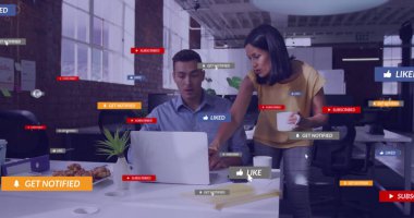 Ofisteki çeşitli iş adamlarıyla ilgili sosyal medya veri işleme resmi. Küresel sosyal medya, iş dünyası, bağlantılar, hesaplama ve veri işleme kavramı dijital olarak oluşturuldu.