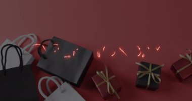 Pazartesileri alışveriş torbaları ve hediyeler üzerine siber metin animasyonu. Satış ve dijital arayüz konsepti dijital olarak oluşturulmuş video.