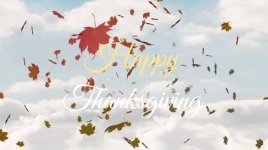 Düşen sonbahar yaprakları ve bulutlu gökyüzünde Mutlu Şükran Günü metinleri. tatil, kutlama, mevsimlik