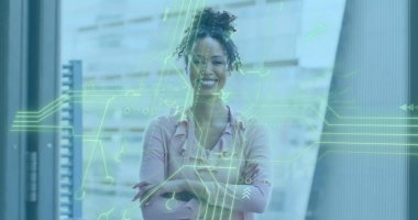 Ofiste kolları çapraz duran bir iş kadını üzerinde devre kartı görüntüsü. Teknoloji, yenilik, liderlik, elektronik, dijital, profesyonel