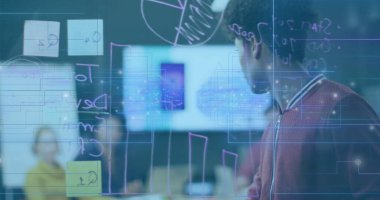 Saydam tahtaya yazılıyor, dijital veri işleme üzerine genç bir profesyonel. Teknoloji, yenilik, ticaret, strateji, analitik, fütüristik