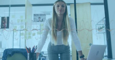 Modern ofiste masa başında çalışan bir kadının ses dalgası görüntüsü. Teknoloji, iş, ses dalgaları, grafik tasarımı, profesyonel, çalışma alanı