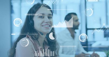 İş kadını kulaklıkla konuşuyor, veri analizi görüntüsü ofis arka planında. veri analizi, teknoloji, sanal, profesyonel, iletişim, işyeri