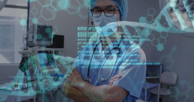 Yüz maskeli Asyalı erkek cerrah üzerinde veri işleme ve DNA iplikleri. Teknoloji, tıp ve dijital arayüz kavramı dijital olarak oluşturulmuş görüntü.