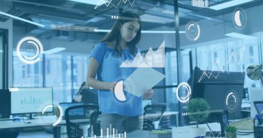 Veri tabloları ve grafikler inceleniyor. Dijital görüntüsü olan bir iş kadını. analitik, istatistik, teknoloji, yenilik, şirket, sunum