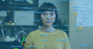 Veri görselleştirme görüntüsü. Sarı kazaklı kadın ileriye bakıyor. Teknoloji, grafikler, dijital, yenilik, fütüristik, hareket