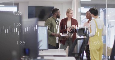 Mali veri işleme görüntüsü, çeşitli iş adamlarının ofiste tartışması üzerine. takım çalışması, işbirliği, finans, tartışma, teknoloji, analiz