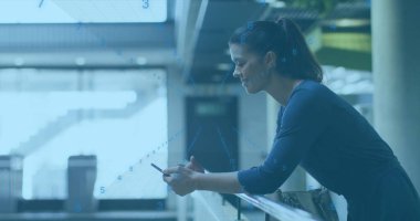 Akıllı telefonları kontrol ediyorum, kadın arka planda rakamlar olan tırabzanlara yaslanıyor. Teknoloji, iletişim, mobil, dijital, bağlantı, fütüristik