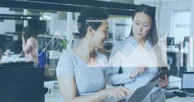 Tabletle ilgili veriler, ofis geçmişinde finansal tablosu olan iş kadınları. takım çalışması, teknoloji, işbirliği, finans, analitik, şirket