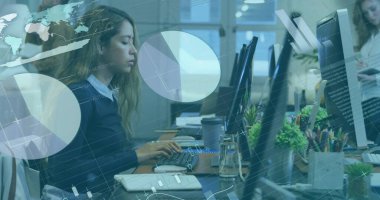 Bilgisayar kullanan Kafkas iş kadınının mali veri işleme görüntüsü. Küresel finans, iş, bağlantılar, hesaplama ve veri işleme kavramı dijital olarak oluşturuldu.