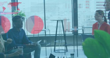 Ofisteki çeşitli iş adamlarıyla ilgili finansal veri işleme resmi. Küresel finans, iş, bağlantılar, hesaplama ve veri işleme kavramı dijital olarak oluşturuldu.