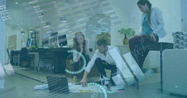 Ofisteki çeşitli iş adamlarıyla ilgili finansal veri işleme resmi. Küresel finans, iş, bağlantılar, hesaplama ve veri işleme kavramı dijital olarak oluşturuldu.