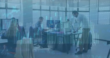 Ofisteki çeşitli iş adamlarıyla ilgili finansal veri işleme resmi. Küresel finans, iş, bağlantılar, hesaplama ve veri işleme kavramı dijital olarak oluşturuldu.