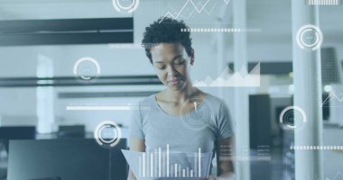 Belgeler analiz ediliyor, iş kadını ofis arka planında veri görselleştirme görüntüsü var. analitik, teknoloji, kurumsal, profesyonel, analiz, bilgi