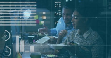 Ofisteki çeşitli iş adamlarıyla ilgili finansal veri işleme resmi. Küresel finans, iş, bağlantılar, hesaplama ve veri işleme kavramı dijital olarak oluşturuldu.