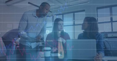 Ofisteki çeşitli iş adamlarıyla ilgili finansal veri işleme resmi. Küresel finans, iş, bağlantılar, hesaplama ve veri işleme kavramı dijital olarak oluşturuldu.