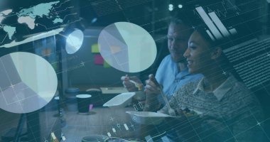 Ofisteki çeşitli iş adamlarıyla ilgili finansal veri işleme resmi. Küresel finans, iş, bağlantılar, hesaplama ve veri işleme kavramı dijital olarak oluşturuldu.