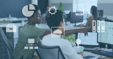 Ofisteki bilgisayarlarda çalışan çeşitli profesyonellerin imajı üzerinde iş simgeleri. takım çalışması, işbirliği, teknoloji, işyeri, beyin fırtınası, dijital