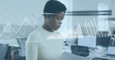 Belgeler inceleniyor, veri tabloları ve ofis arkaplanı üzerinde grafikleri olan bir iş kadını. analitik, profesyonel, teknoloji, istatistik, şirket, finans