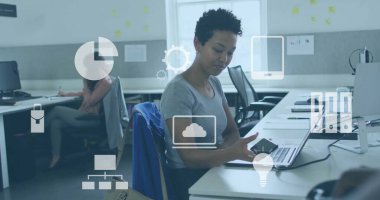 Ofiste akıllı telefon ve dizüstü bilgisayar kullanan kadın imajı. technology, digital, communication, workplace, verimlilik, modern