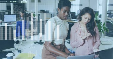 Ofiste iş birliği yapan farklı iş kadınlarının veri tablolarının analizi. Takım çalışması, işbirliği, teknoloji, veri analizi, büyüme, beyin fırtınası