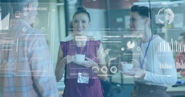 Sıradan bir ofiste konuşan Kafkasyalı meslektaşlar üzerinden veri işleme grafikleri. Dijital arayüz, ağ, bağlantı, iş ve küresel iletişim, dijital olarak oluşturulmuş görüntü.