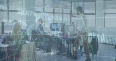 Ofisteki çeşitli iş adamlarıyla ilgili finansal veri işleme resmi. Küresel finans, iş, bağlantılar, hesaplama ve veri işleme kavramı dijital olarak oluşturuldu.