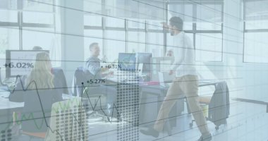 Ofisteki çeşitli iş adamlarıyla ilgili finansal veri işleme resmi. Küresel finans, iş, bağlantılar, hesaplama ve veri işleme kavramı dijital olarak oluşturuldu.