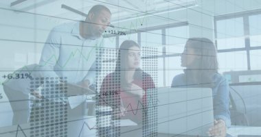 Ofisteki çeşitli iş adamlarıyla ilgili finansal veri işleme resmi. Küresel finans, iş, bağlantılar, hesaplama ve veri işleme kavramı dijital olarak oluşturuldu.