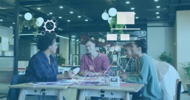 Gündelik ofiste tartışan çeşitli meslektaşlar üzerine medya simgeleri ve veri işleme resmi. Dijital arayüz, ağ, iş, takım çalışması ve küresel iletişim, dijital olarak oluşturulmuş görüntü.