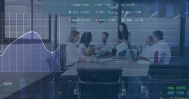 Ofisteki çeşitli iş adamlarıyla ilgili finansal veri işleme resmi. Küresel finans, iş, bağlantılar, hesaplama ve veri işleme kavramı dijital olarak oluşturuldu.